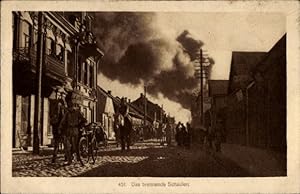 Bild des Verkufers fr Ansichtskarte / Postkarte Schaulen Litauen, Die brennende Stadt, Kavaleristen zum Verkauf von akpool GmbH