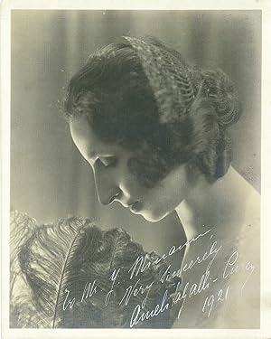 Bild des Verkufers fr Signed Photograph of Amelita Galli-Curci. Original autograph. zum Verkauf von Ogawa Tosho,Ltd. ABAJ, ILAB