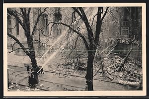 Ansichtskarte Stuttgart, Brand des Stuttgarter Alten Schlosses am 21.12.1931, Löscharbeiten durch...