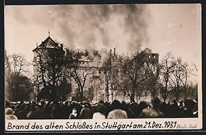 Ansichtskarte Stuttgart, Brand des Alten Schlosses 1931, Zuschauer vor brennendem Gebäude