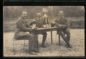 Foto-Ansichtskarte Soldaten beim Kartenspiel und Wein
