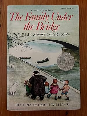 Immagine del venditore per The Family Under the Bridge venduto da The Story Shoppe