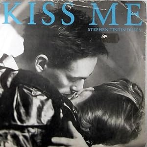 Bild des Verkufers fr Kiss Me / In This Twilight [7" 45 rpm Single] zum Verkauf von Kayleighbug Books, IOBA