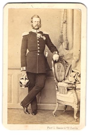Fotografie L. Haase, Co., Berlin, Portrait Kaiser Friedrich III. von Preussen in Uniform mit Pick...