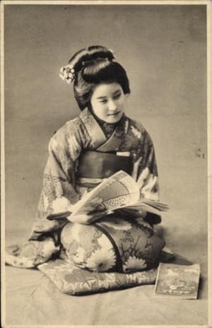 Ansichtskarte / Postkarte Japan, Frau in japanischer Tracht beim Lesen