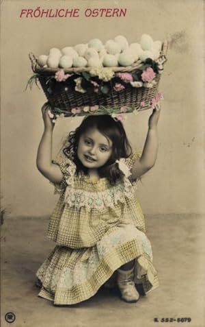 Ansichtskarte / Postkarte Glückwunsch Ostern, Mädchen mit großem Korb voller Eiern