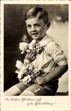 Ansichtskarte / Postkarte Glückwunsch Geburtstag, Junge mit Blumenstrauß, Rosen