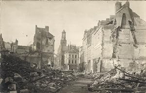 Foto Ansichtskarte / Postkarte Frankreich, Kriegszerstörungen I. WK, zerstörte Stadt