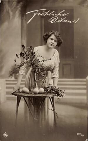 Ansichtskarte / Postkarte Glückwunsch Ostern, Frau am Tisch, Ostereier, Weidenkätzchen
