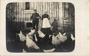Foto Ansichtskarte / Postkarte Bauernhof, Bauern, Hühner, Ehepaar