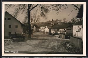 Ansichtskarte Hörmannsdorf, Strassenpartie mit Kirche