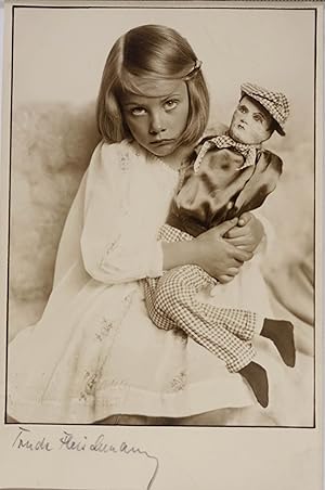 Imagen del vendedor de Christine (Christl) Thimig mit Puppe. Originalfotografie (Silbergelatine links unten mit Signatur-Prgestempel "Trude Fleischmann - Wien I. Ebendorferstrasse 3" sowie unterhalb im weien Rand eigenh. mit Bleistift signiert). Fotopostkarte. Wien um 1928, 13,4 x 8,6 cm a la venta por Antiquariat Johannes Mller