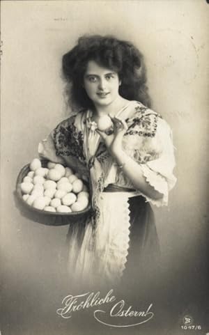 Ansichtskarte / Postkarte Glückwunsch Ostern, Frau mit Eiern in einem Korb