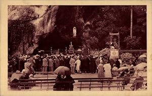 Ansichtskarte / Postkarte Lourdes Hautes Pyrénées, Groupe de Pelerins devant la Grotte Miraculeuse