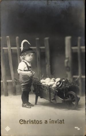 Ansichtskarte / Postkarte Glückwunsch Ostern, Kleiner Junge, Schubkarre voller Ostereier
