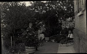Foto Ansichtskarte / Postkarte Feuerbach, Personen in einem Garten, Junge auf einem Vierrad