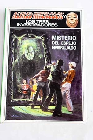 Alfred Hitchcock y los tres investigadores en Misterio del espejo embrujado