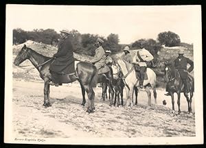 Fotografie Deutsch-Südwestafrika / Namibia, Herero-Kapitän Tjetjo zu Pferd mit seinem Stab