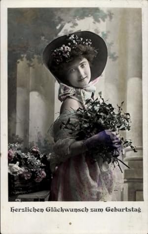 Ansichtskarte / Postkarte Glückwunsch Geburtstag, Frau mit Blumenstrauß, Portrait