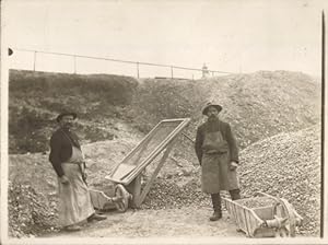 Foto Ansichtskarte / Postkarte Männer in einer Kiesgrube, Arbeiter mit Schubkarren