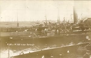 Foto Ansichtskarte / Postkarte Deutsche Kriegsschiffe, A 38 und M 120 in der Schleuse