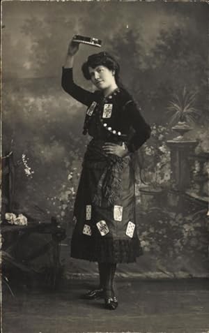 Image du vendeur pour Foto Ansichtskarte / Postkarte Portrait einer Frau mit Tambourin, Spielkarten auf dem Kleid mis en vente par akpool GmbH