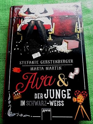 Ava & der Junge in schwarz-weiß.