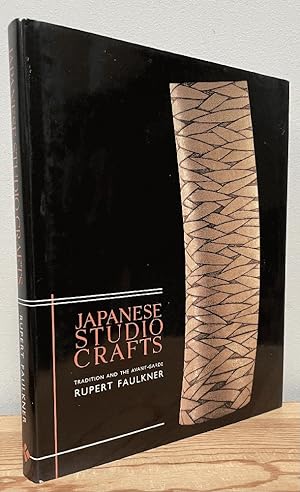 Imagen del vendedor de Japanese Studio Crafts: Tradition and the Avant-Garde a la venta por Chaparral Books