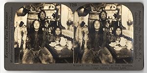 Stereo-Fotografie Keystone View Co., Meadville, Ansicht Fort Magnesia, an Eskimo Family at Fort M...