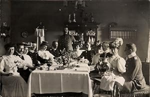 Foto Ansichtskarte / Postkarte Frauen und Männer am Tisch, Gruppenbild, Blumen, Kaffee