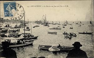 Ansichtskarte / Postkarte Arcachon Gironde, Hafenbecken an einem Festtag, Boote