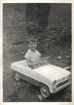 Foto Junge im Auto, Spielzeug, Portrait