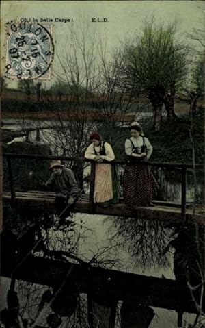 Bild des Verkufers fr Ansichtskarte / Postkarte Franzsische Tracht, Frauen und Mann, Brcke, Fluss zum Verkauf von akpool GmbH
