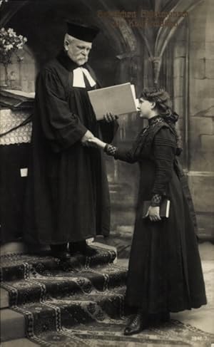 Ansichtskarte / Postkarte Glückwunsch Konfirmation, Mädchen vor dem Priester