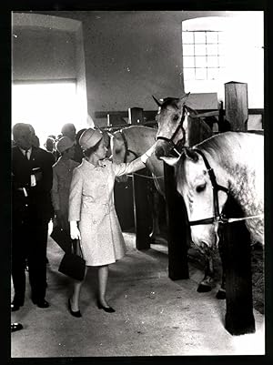 Fotografie Königin Elisabeth II. von England besucht ein Pferde-Gestüt