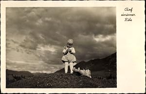 Ansichtskarte / Postkarte Mädchen mit Teddy, Portrait, Hügel