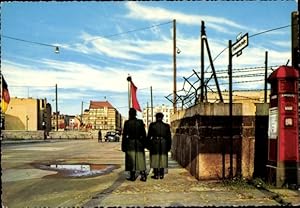 Ansichtskarte / Postkarte Berlin Mitte, Checkpoint Charlie von der westlichen Sektorengrenze aus ...