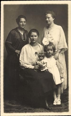 Foto Ansichtskarte / Postkarte Familienbild, Frauen, Mädchen, Puppe
