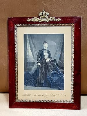 Großherzogin Augusta Caroline von Mecklenburg-Strelitz. Signiertes Porträtphoto, photographed by ...