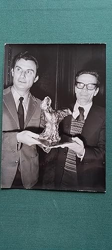 Pier Paolo Pasolini (1922-1975) reçoit le prix Raoul Lévy des mains de Jean Cau pour son film "Le...