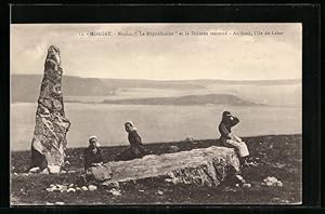 Carte postale Morgat, Menhir La Républicaine des enfants sitzen auf Felsen