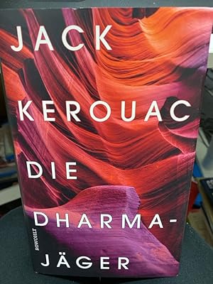 Bild des Verkufers fr Die Dharmajger Jack Kerouac zhlt mit Allen Ginsberg und William S. Burroughs zu den fhrenden Stimmen der Beat Generation, die in den spten Fnfzigern des 20. Jahrhunderts eine der prgendsten subkulturellen Bewegungen der USA begrndete. Unter dem damals zeitgemen Titel Gammler, Zen und hohe Berge in Deutschland berhmt geworden, schliet das im Original The Dharma Bums genannte Buch an Kerouacs Welterfolg On the Road an. Mal als blinder Passagier auf alten Gterzgen, mal zu Fu in dnnen Stoffschuhen ist Ray Smith (Kerouac) unterwegs durch Kalifornien - ein wenig ziellos, bis er auf Japhy (Gary Snyder), den Dichterfreund und Zen-Buddhisten, trifft. Gemeinsam mit dem Jodler Morley brechen sie auf in die kaum berhrte Natur der High Sierras, um die Lektion der Einsamkeit zu lernen. Sie dichten, sie wandern und meditieren, immer auf der Jagd nach dem Dharma und einem intensiven, sinnerfllten Leben. Nur: Im wildromantischen San Francisco mit seinen Hipster-Partys, Poetry-Ses zum Verkauf von bookmarathon