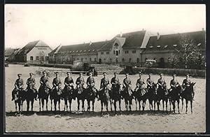 Foto-Ansichtskarte Mettingen /Württb., Kavalleristen in Uniform an der Kaserne