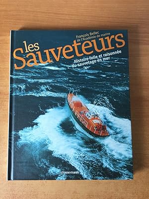 Bild des Verkufers fr LES SAUVETEURS histoire folle et raisonne du sauvetage en mer zum Verkauf von KEMOLA