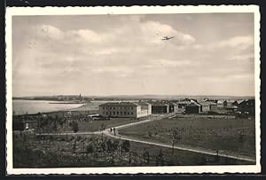 Ansichtskarte Wustrow, Flakartillerieschule mit Flugzeug