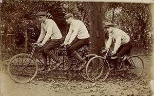 Foto Ansichtskarte / Postkarte Drei Radfahrer, Fahrräder