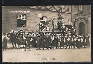 Bild des Verkufers fr Ansichtskarte Augsburg, Festzug zur Jahrhundertfeier am 24. Juni 1906, Gruppe Kupferschmiede zum Verkauf von Bartko-Reher