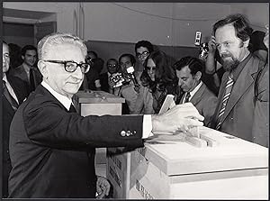 Presidente della Repubblica Giovanni Leone durante operazione di voto urne politiche, Roma 1976, ...