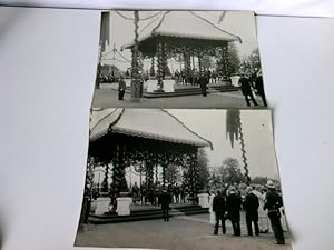 2 Fotos Kaiser Wilhelm II 2. Festliche Feier, umstehend sehr zahlreiche hohe Würdentrager, Militä...