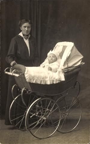 Foto Ansichtskarte / Postkarte Frau mit Baby im Kinderwagen, Portrait